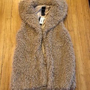 NWT women’s faux fur vest, size XL.